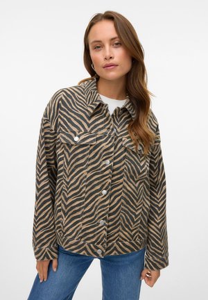 Veste surdimensionnée dans un motif zèbre brun et noir, fabriquée à partir d'un tissu texturé, avec un devant à boutons, des poches poitrine et des manches larges.