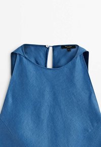 Haut bleu sans manches avec col rond et fermeture à bouton au dos, montrant la texture du tissu et l’étiquette à l’intérieur du col.