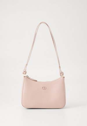 Borsa a spalla in finta pelle rosa con forma curva, chiusura a zip e hardware in tonalità oro. Caratterizzata da un logo impresso sul davanti.