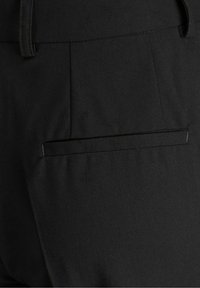 Svarta byxor med en slät tygtextur, rak passform och en enda bakficka med ett platt ficklock.