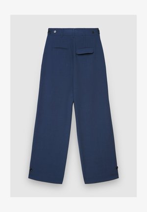 Marineblaue Hosen mit weitem Bein aus leichtem Stoff. Verfügen über einen Knopfverschluss, zwei Gesäßtaschen und schwarze Akzente an den Bündchen.
