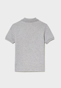 Polo shirt grigio a maniche corte con colletto classico, realizzato in tessuto morbido, con una texture liscia e senza loghi o motivi visibili.