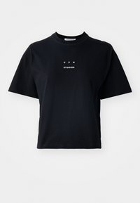 Zwarte T-shirt met korte mouwen van katoen, voorzien van een ronde hals en een bedrukte logo dat "C P H STUDIOS" gecentreerd op de voorkant weergeeft.