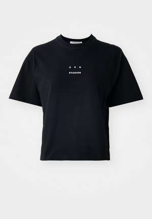 T-shirt noir à manches courtes en coton, avec un col rond et un logo imprimé au centre de l'avant portant la mention "C P H STUDIOS".