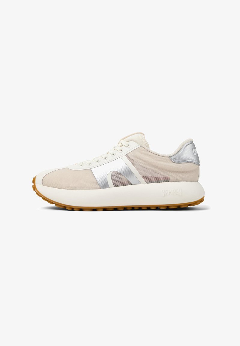 Beige Sport Schuhe mit einer glatten Oberfläche, Mesh-Bereichen, silbernen Akzenten und einer dicken weißen Sohle mit einem Gummiboden. Klassisches Schnürdesign.