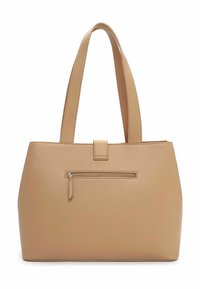 Borsa tote in pelle beige con forma angolare, superficie texture, due manici lunghi e una tasca frontale con zip per ulteriore spazio di archiviazione.