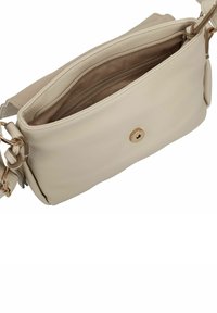 Bolso de hombro de cuero color beige con cierre de botón dorado, que cuenta con un bolsillo interior con cremallera y una superficie texturizada. Correa ajustable incluida.