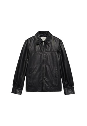 Czarna skórzana kurtka z kołnierzem, zamkiem błyskawicznym z przodu, dwiema bocznymi kieszeniami i lekko marszczonymi rękawami dla dodatkowego efektu.