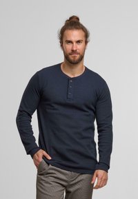 Camicia henley a maniche lunghe blu navy in tessuto texturizzato, con collo tondo, pattina con tre bottoni e vestibilità slim.