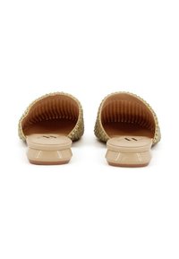 Sandali slip-on in oro con dettagli, con apertura sul retro, soletta morbida color beige, tacco a blocco piccolo e dettagli tessurizzati sulla parte superiore.