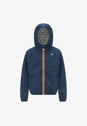 Giacca antivento blu navy con cappuccio, zip frontale, polsini elastici e piccolo logo sul petto sinistro. Interno del cappuccio stampato con il nome del brand.