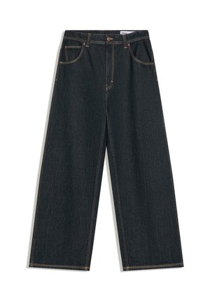 Donkerblauwe jeans met wijde pijpen, voorzien van een knoopsluiting aan de voorkant, ritssluiting en een ontwerp met vijf zakken, met zichtbare gele stiksels.