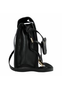 Borsa a tracolla in pelle nera con una forma strutturata, dotata di chiusura a coulisse, hardware in tono oro e un piccolo dettaglio etichetta testurizzata.
