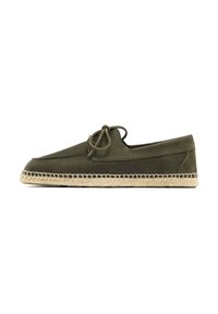 Grønne ruskind slip-on sko med spids tå, udstyret med en vævet jutesål og matchende snørebånd. Enkel design med side-syningsdetaljer.