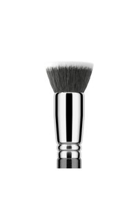Pennello da barba con testa rotonda e setole morbide, caratterizzato da setole sintetiche nere e bianche. Il manico è in cromo lucido con dettagli rigati.