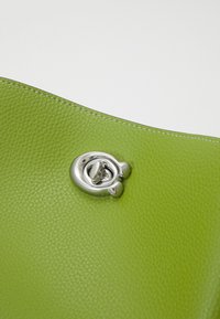 COACH WILLOW BUCKET BAG - Ručna torba - dark lime