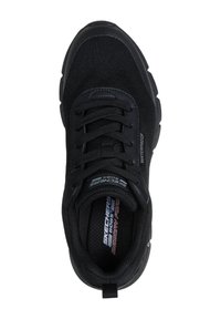 Scarpe sportive nere con una tomaia in rete texturizzata, punta rotonda, suola imbottita e etichettatura impermeabile in blu e bianco sul lato.