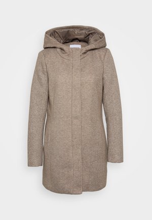 Manteau long en laine beige pour femme avec capuche et fermeture frontale dissimulée sur fond blanc.