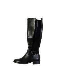 Bota de cuero negro hasta la rodilla con un acabado suave, tacón plano y una banda lateral con un acento metálico ovalado. Panel trasero texturizado.