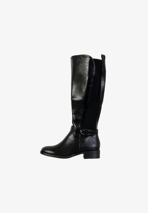 Bota de cuero negro hasta la rodilla con un acabado suave, tacón plano y una banda lateral con un acento metálico ovalado. Panel trasero texturizado.