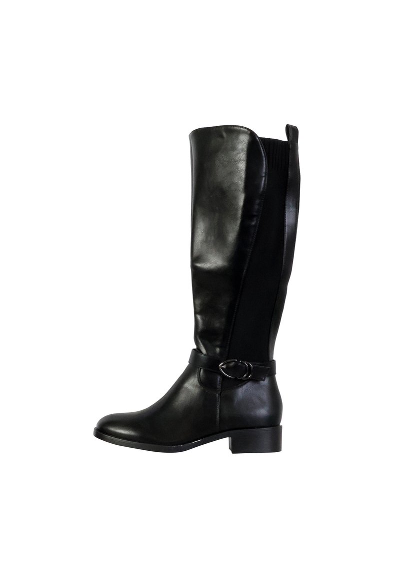 Bota de cuero negro hasta la rodilla con un acabado suave, tacón plano y una banda lateral con un acento metálico ovalado. Panel trasero texturizado.
