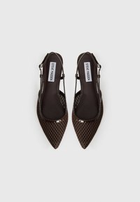 ruskeat verkko-slingback-korkokengät terävillä varpailla, joissa on kiiltävä musta reunus ja säädettävä nilkkahihna. Teksturoidut pinnat, joissa on timantin muotoinen kuvio.