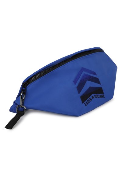 Blauwe nylon tas met een driehoekig ontwerp, ritssluiting, zwarte accenten en een bedrukte logo. Glad textuur met glanzende afwerking.