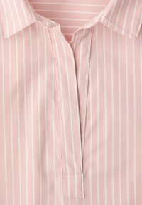 Chemise rose à col, avec des fines rayures blanches verticales et une patte de boutonnage cachée au centre devant.