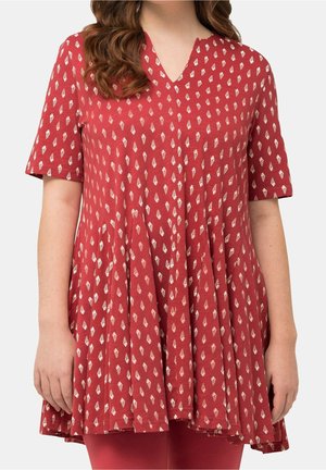 Rode jurk met korte mouwen en V-hals, gemaakt van een gestructureerde stof met een wit bladmotief, uitlopende pasvorm met plooien in de taille.