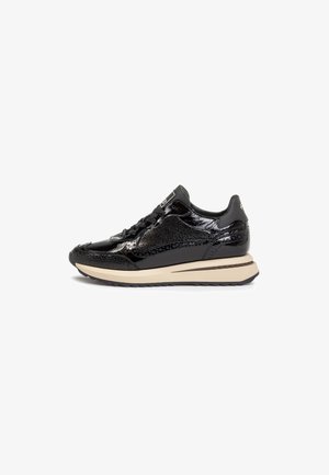 Schwarzer Sneaker mit glänzendem Leder und strukturierten Akzenten, ausgestattet mit einer gepolsterten beigen Sohle und Schnürsenkeln, entworfen für Komfort und Stil.