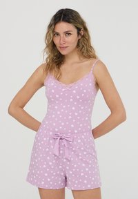 Completo da notte di colore viola chiaro con motivi a cuore bianchi, dotato di rifiniture in pizzo e bretelle regolabili. Include dei pantaloni corti con un fiocco.