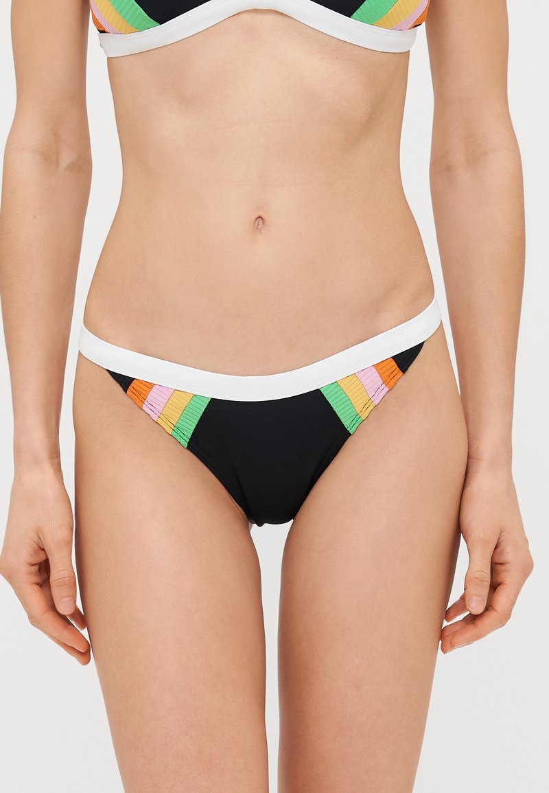 Juodas bikini apatinis trikampis su baltu juosmeniu; priekyje, abiejose pusėse, yra spalvotų horizontalų juostų: žalios, oranžinės ir rožinės.