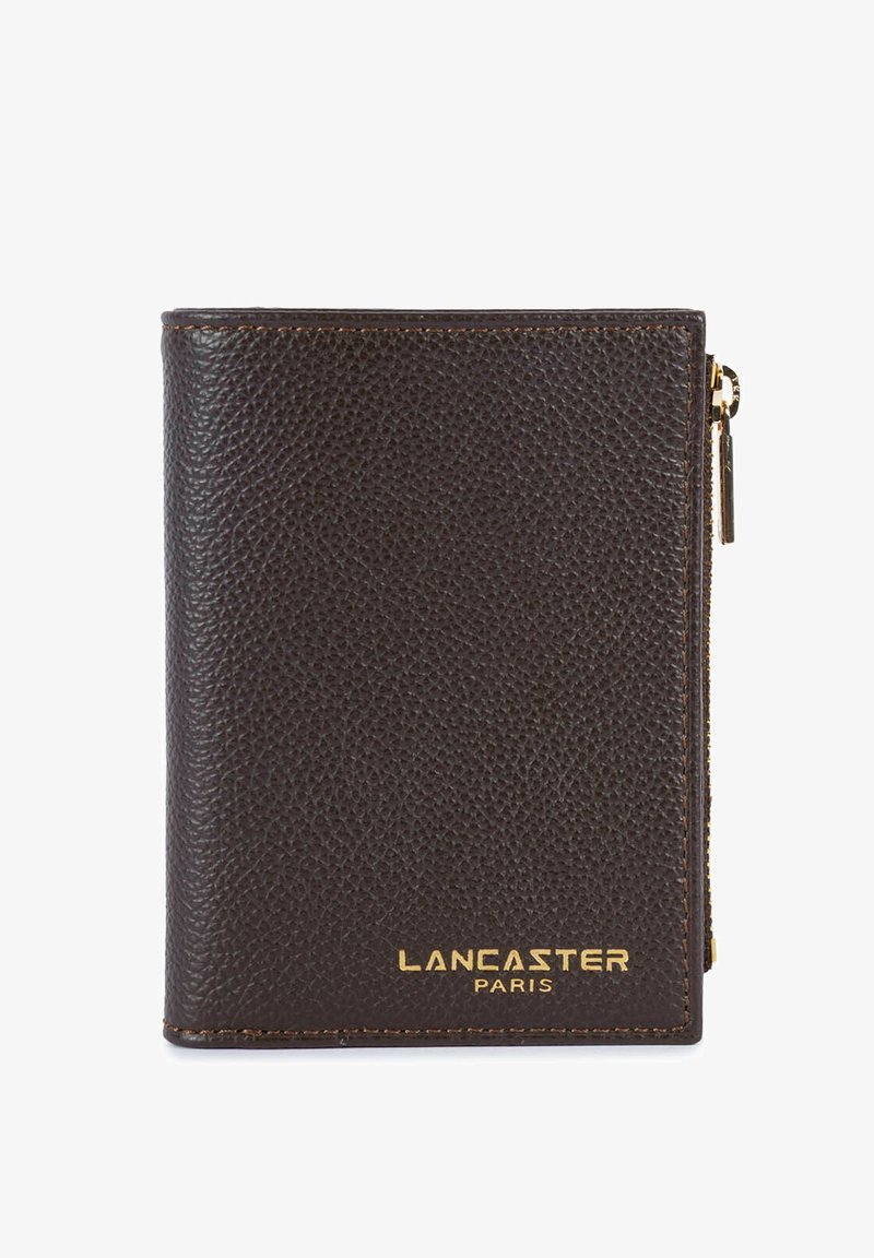 Portefeuille en cuir texturé marron foncé avec une fermeture éclair dorée sur le côté et un logo doré "Lancaster Paris" en bas à droite à l'avant.