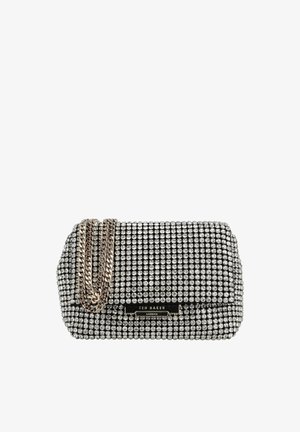 Hopeakuvioinen ja musta clutch-laukku, joka on peitetty strassikivillä, ja siinä on kultaketjuhihna sekä musta logoplakaatti edessä.