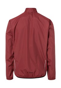 Rote, leichte Jacke mit hohem Kragen, langen Ärmeln und reflektierenden Seitenelementen. Verfügt über eine glatte Textur und einen verstellbaren Saum.