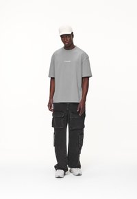 Pegador COLNE LOGO TEE - Nyomott mintás póló - washed cool grey/desert sand