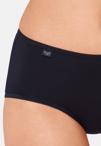 Schwarze Hipster-Unterwäsche aus glattem Stoff, mit einer Spitzenverzierung am Bund und einem kleinen Logo-Tag vorne.