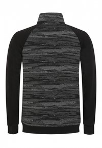 Suéter de pullover en negro y gris con un diseño texturizado y a rayas. Presenta un cuello y puños acanalados, con mangas sólidas en negro.