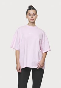 Pegador ARENDAL LOGO HEAVY OVERSIZED TEE - Majica kratkih rukava s printom - washed bubblegum/white