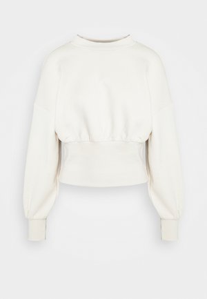 Witte cropped sweatshirt met lange mouwen, hoge hals, geraffleerde taille en elastische boorden, getoond op een effen achtergrond.