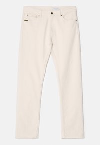 Pantalones de mezclilla color crema con corte recto, que presentan bolsillos estándar, herrajes en tono dorado y una etiqueta de marca sutil encima del bolsillo.