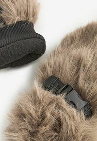 Ruske faux-nahkakäsineet mustalla ribatulla varrella, jossa on muovinen solkiremmi säätöä varten. Pehmeä rakenne, käytännöllinen muotoilu.