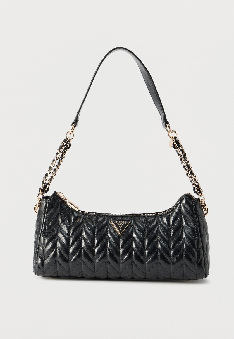 Μαύρη δερμάτινη τσάντα ώμου με καπιτονέ ραφές, χρυσές αλυσίδες για λουριά και φερμουάρ, με τριγωνική πλακέτα λογότυπου Guess στο μπροστινό μέρος.