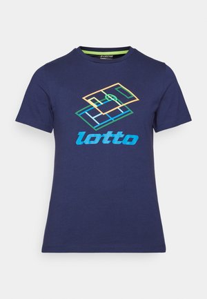T-shirt en coton bleu marine à manches courtes, arborant un logo Lotto multicolore et un design géométrique imprimé sur le devant.