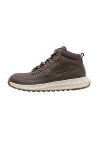 Zapatos de cuero marrón de corte medio con ojales de metal, un upper texturizado y una suela de goma blanca. Presenta un lazo en la parte posterior para facilitar su uso.