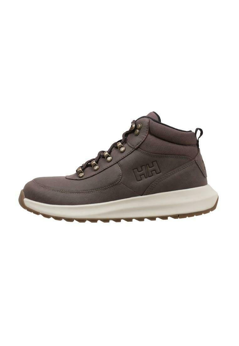 Zapatos de cuero marrón de corte medio con ojales de metal, un upper texturizado y una suela de goma blanca. Presenta un lazo en la parte posterior para facilitar su uso.