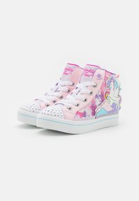 Zapatillas altas para niños con un patrón galaxia en tonos rosa y púrpura, gráfico de unicornio, cordones blancos y tachuelas plateadas en las punteras.
