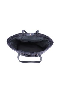 Tote bag tikkum sinihalliga, millel on nahk käepidemed, avar interjöör ja lukustatav tasku, millel on magnetkinnitus.