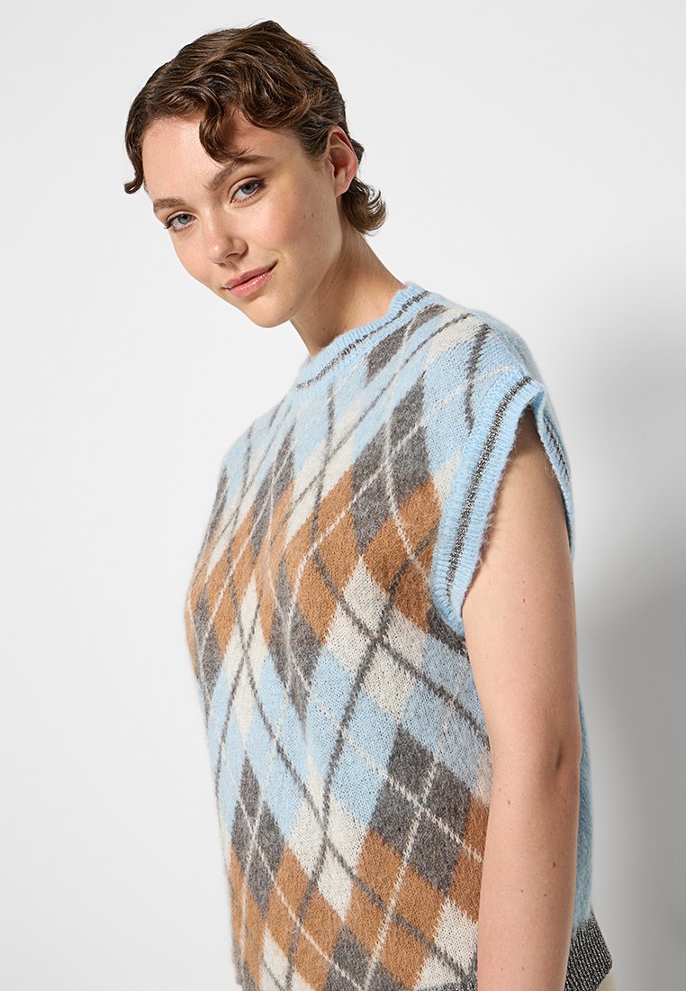 Maglione lavorato a maglia con un motivo argyle blu, marrone e grigio, design senza maniche e finitura testurizzata con scollatura rotonda.
