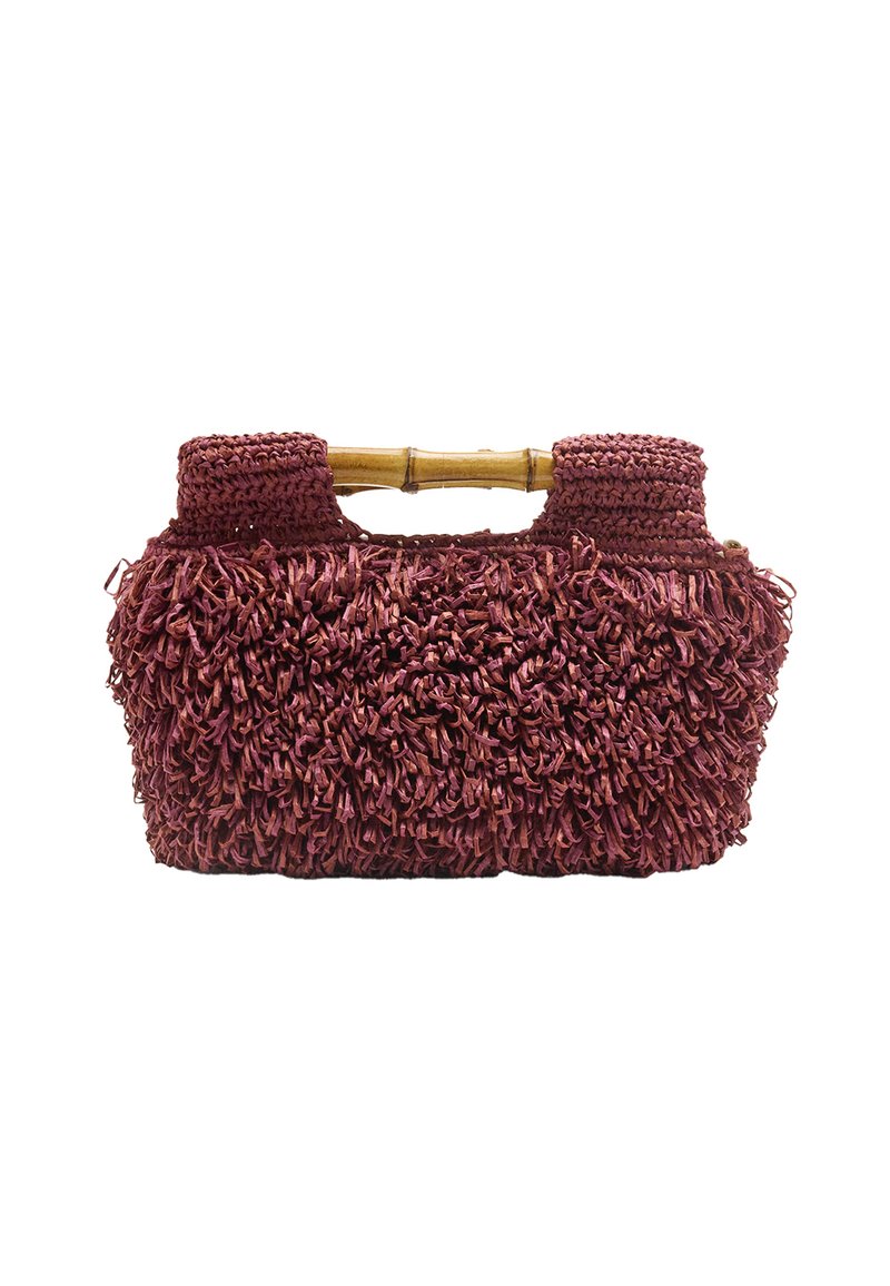 Torebka pleciona w odcieniu wiśniowym z teksturowanym, frędzlanym wzorem. Posiada rączkę z bambusa. Zamykana u góry, o zaokrąglonych krawędziach i zwartych kształcie.